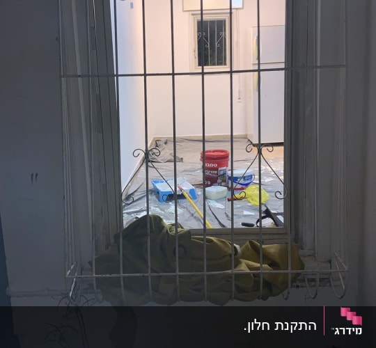 חלון עם סורגים ללא תריסים נראים
